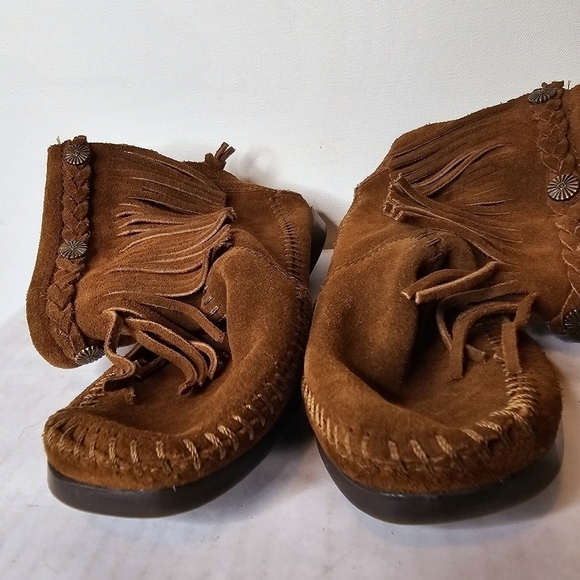Minnetonka Size 6 leather shoes with tussle and stud accent Cabin Indoor‎ shoes - Picture 5 of 8